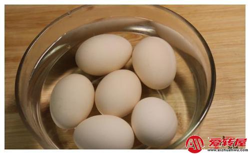 鸡蛋冷水下锅煮几分钟？教你白水煮鸡蛋的正确方法窍门（附视频教程）  第2张