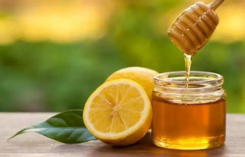 柠檬蜂蜜水的功效和作用（柠檬蜂蜜水的正确做法） 第1张