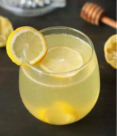 柠檬蜂蜜水的功效和作用（柠檬蜂蜜水的正确做法） 第3张